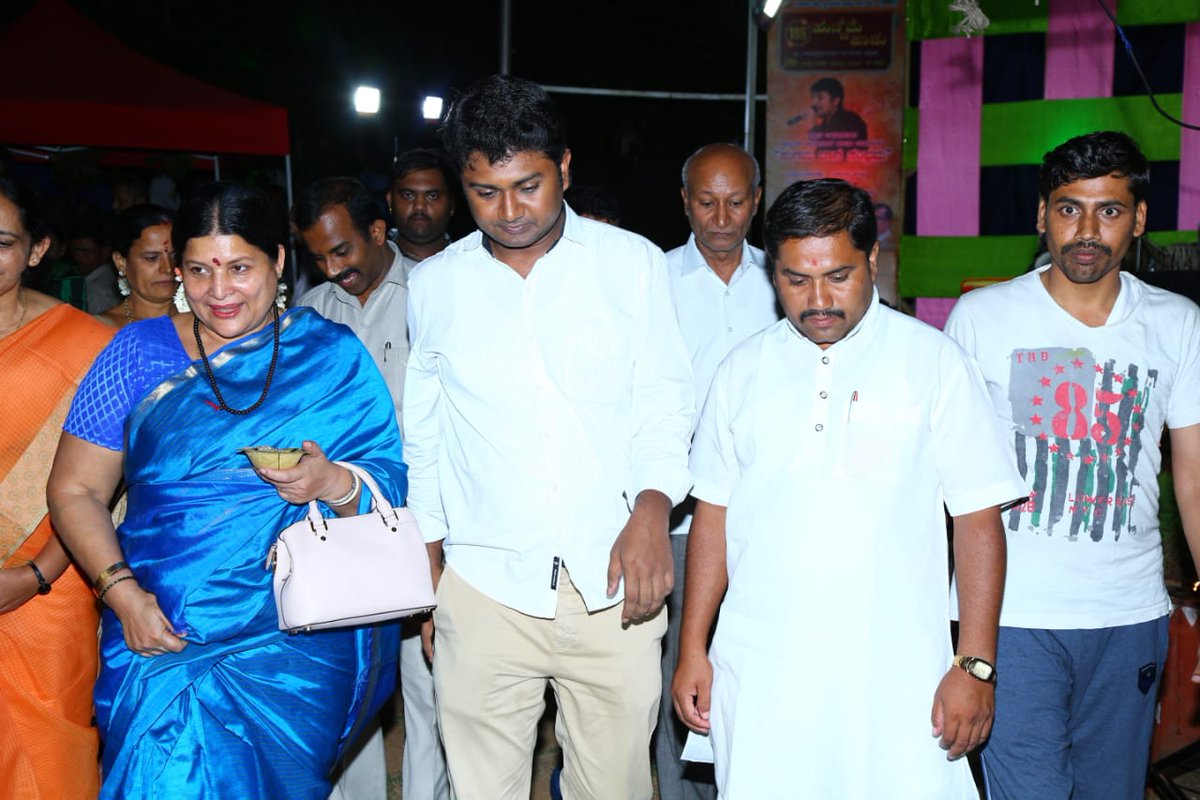 Bkrs_Rakshith's tweet photo. @Dr_Jayamala made a surprise visit to #Kadumalleswara temple and our 109th #HunimeyHadu and enjoyed the music. We were honoured to have her among us. #KadumalleswaraGeleyaraBalaga https://t.co/cPQXDbMbRE