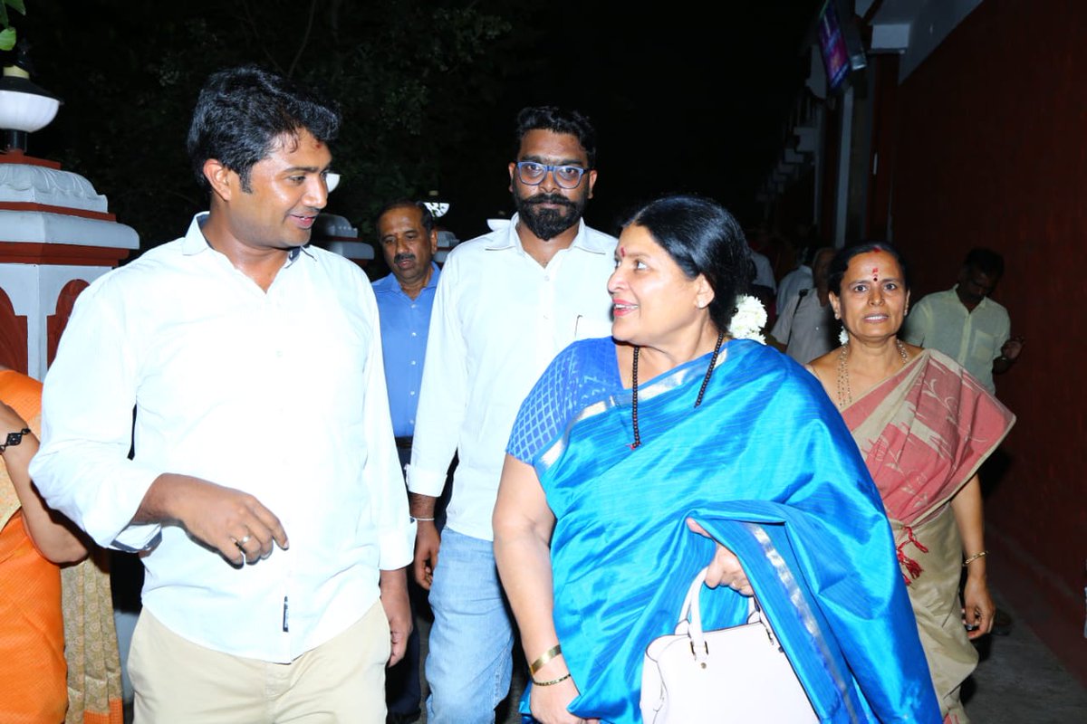 Bkrs_Rakshith's tweet photo. @Dr_Jayamala made a surprise visit to #Kadumalleswara temple and our 109th #HunimeyHadu and enjoyed the music. We were honoured to have her among us. #KadumalleswaraGeleyaraBalaga https://t.co/cPQXDbMbRE