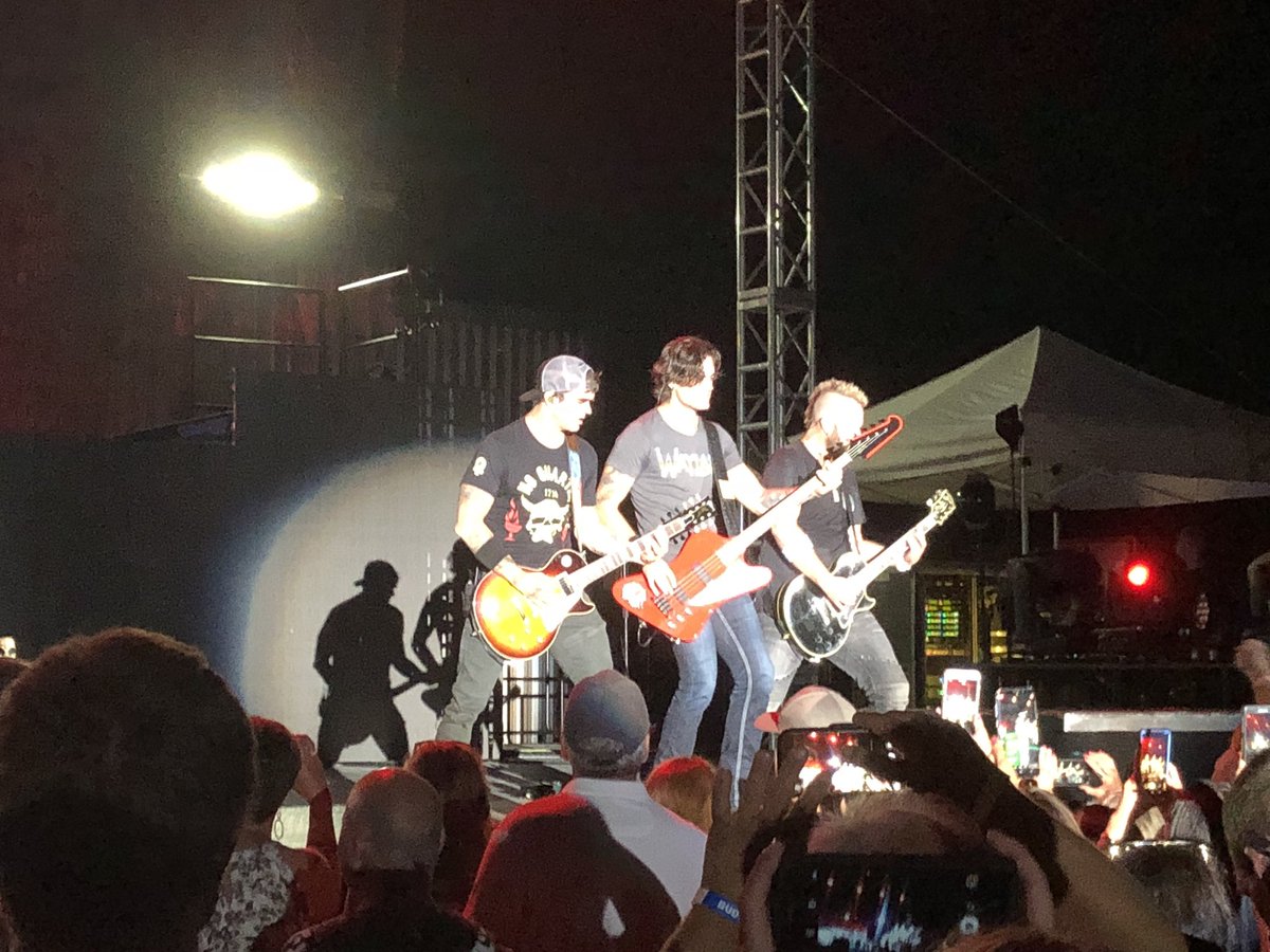 burtonrocks's tweet photo. Great show #3doorsdown https://t.co/6gPAdfV12K