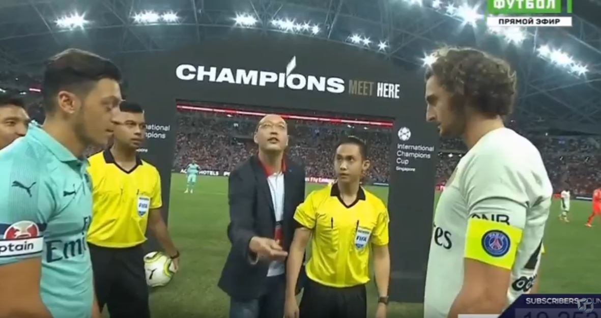 ActuFoot_'s tweet photo. Quand l'arbitre de Arsenal - PSG réalise le toss avec une carte bancaire... 😳 https://t.co/Y6yI91XveA