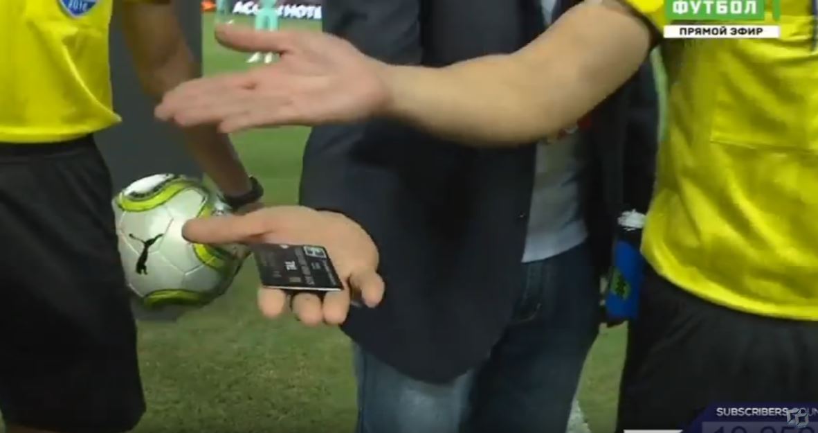 ActuFoot_'s tweet photo. Quand l'arbitre de Arsenal - PSG réalise le toss avec une carte bancaire... 😳 https://t.co/Y6yI91XveA
