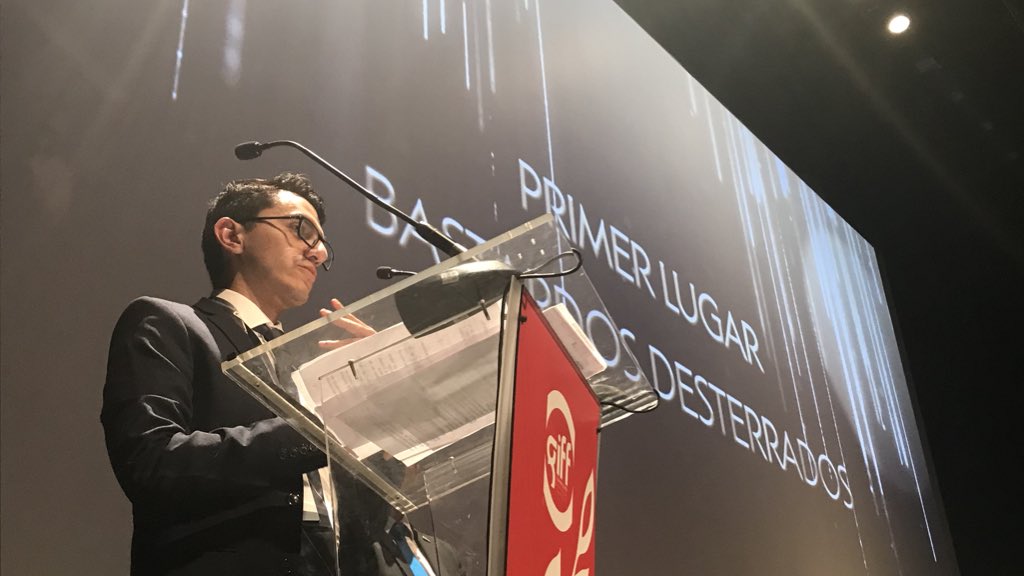 giffmx's tweet photo. “Quiero dedicar este premio a todos los jóvenes que se sienten excluidos.” - Director de Bastardos Desterrados https://t.co/mjNkWFEwy2