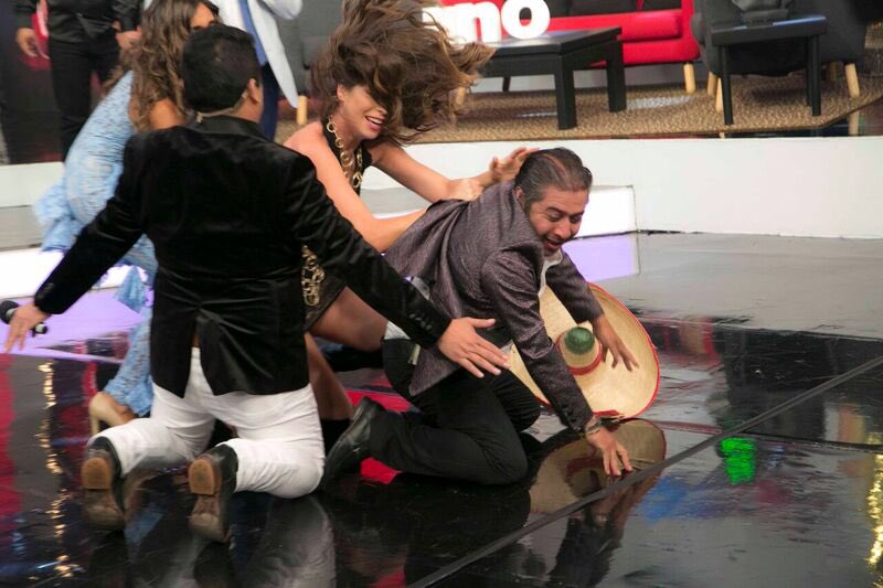 SOYGRUPERO's tweet photo. ¡En la guerra, en el amor y en #CorreYCántala todo se vale! Sino nos creen pregúntele a @ESMEOFICIAL y @SalsaConZ 😱😱😱😂😂😂 (Nadie salió lastimado después de la grabación de esta sección) 🙊🙊🙊 ¿#TeamEsme o #TeamGigo? 🤩😂 @_CorazonGrupero https://t.co/0ypFZLGh6Q