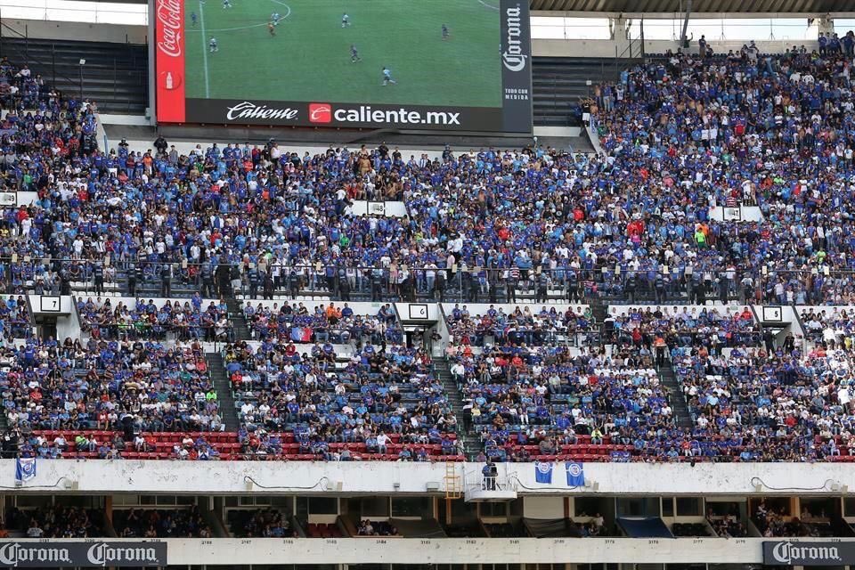 CristianJoel1's tweet photo. Un tal @negrosantos13 la trae hasta la tráquea. 

Gracias, Cruz Azul. Gracias, América. La marea Azul predominó. Adoramos los finales felices. 😎💙 https://t.co/4WY6H32B5t