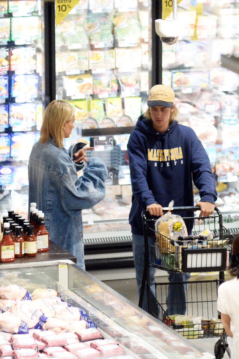 SbbraMidias's tweet photo. 28 de Julho, 2018: Justin Bieber e Hailey Baldwin em um supermercado em Nova York. https://t.co/8VYG9D7b5G