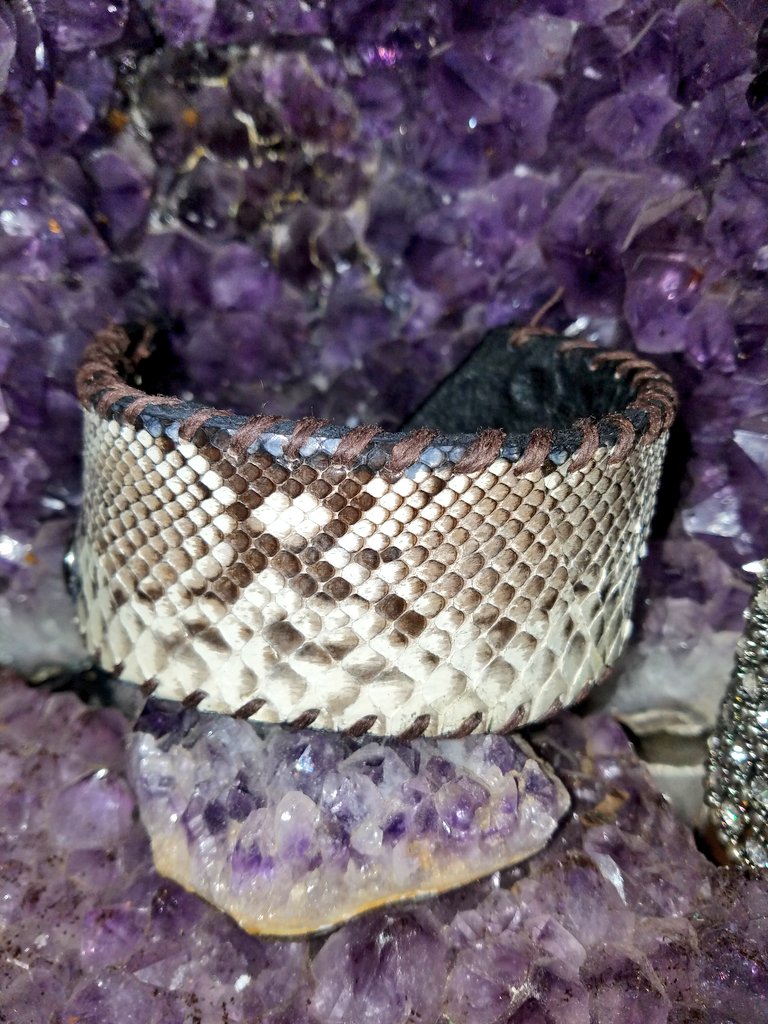 conte_dennis's tweet photo. #snakeskinsaturday @conte_dennis #rockinthecuffs #plain #handmade #snakeskin #leathercuffs #handstiched #signedanddated #madeinri #shop https://t.co/zqwhW7t4Mm #rockthecuff @MonstersCruise @conte_dennis @PaulDiCecco @JoelHoekstra13 @WSFanPage https://t.co/6OsvvOG5bw