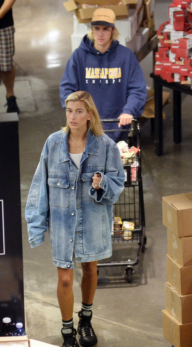 SbbraMidias's tweet photo. 28 de Julho, 2018: Justin Bieber e Hailey Baldwin em um supermercado em Nova York. https://t.co/2hyapFqxsC