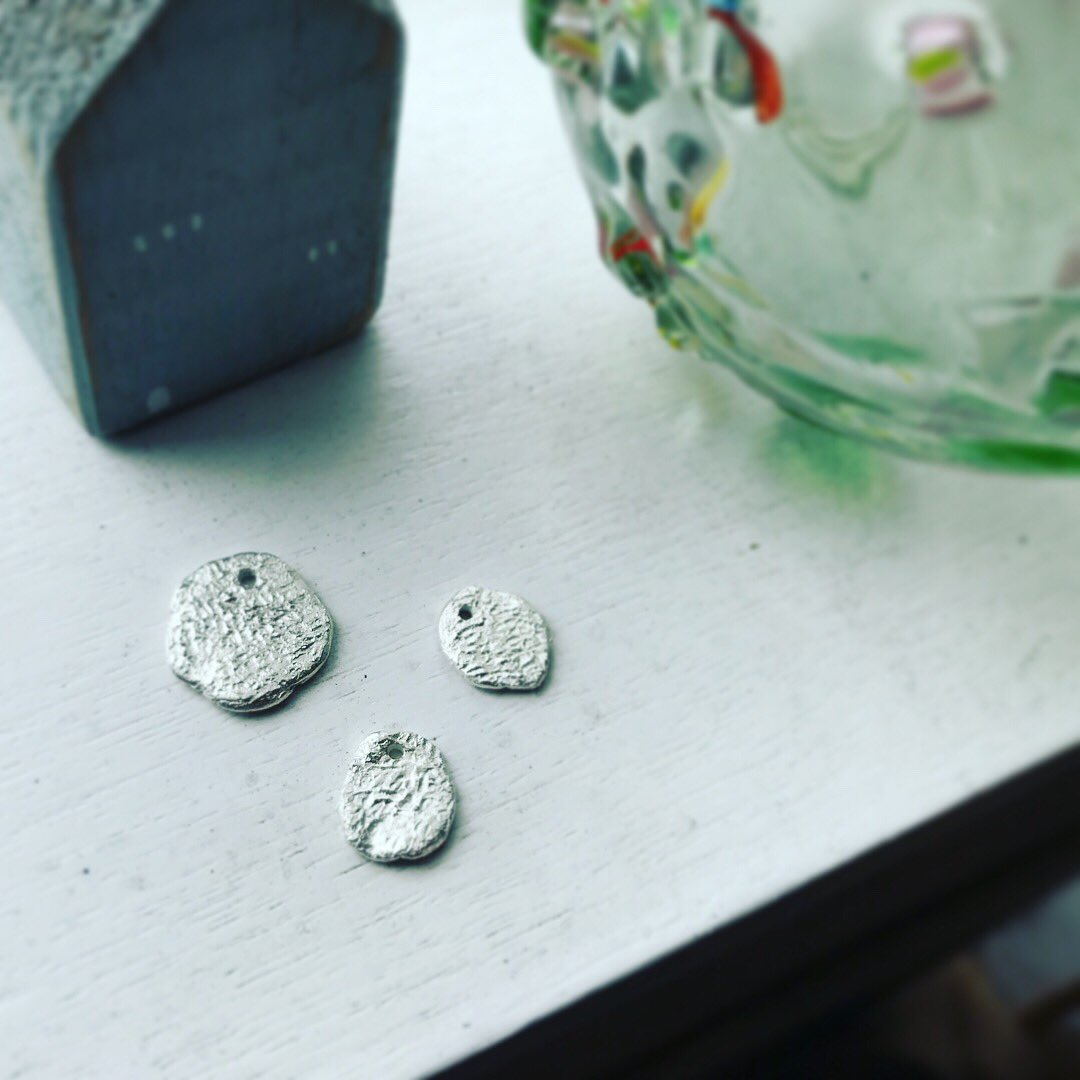 昨日は#ヒッコリーチャーム
で銀粘土教室でしたー(｀・∀・´)
今回は七宝焼きコースも
体験してもらい、ステキな
作品に仕上がりました(●´ー｀●)
お家に帰ったら金具を付けて
ネックレスとイヤリングに
なるそうです(´・ω・｀)✨
#銀粘土