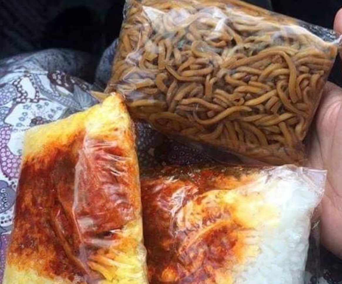 kool101my's tweet photo. Selamat Pagi!! Siapa dulu zaman sekolah kalau makan gigit kat bucu tepi kita geng ๐๐ปโโ๏ธ #OldKool ๐ท: IG Lawak Siyot https://t.co/sRxyuz30rj