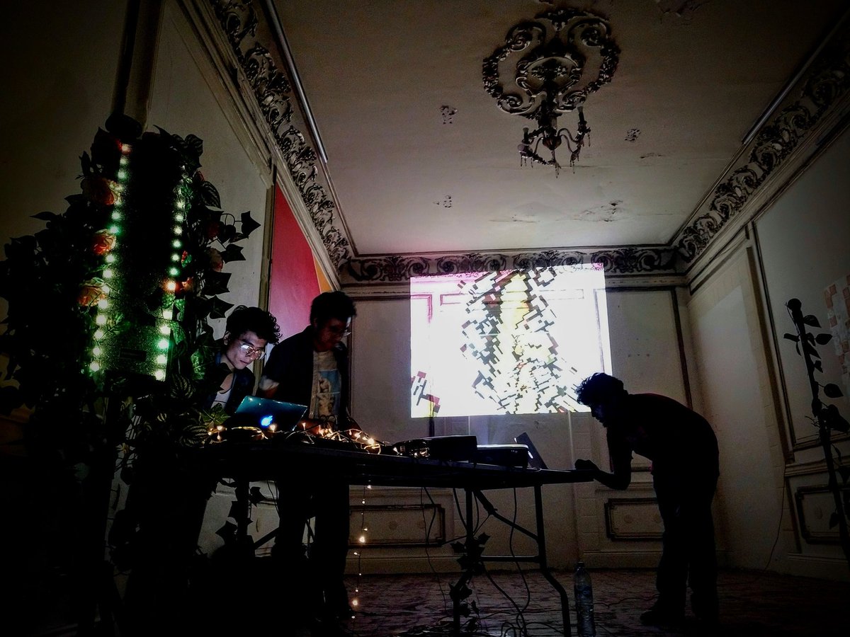abismada_'s tweet photo. La fiesta de @brokenenglishsi en @_llorarCDMX. https://t.co/0gsUEAvDEE