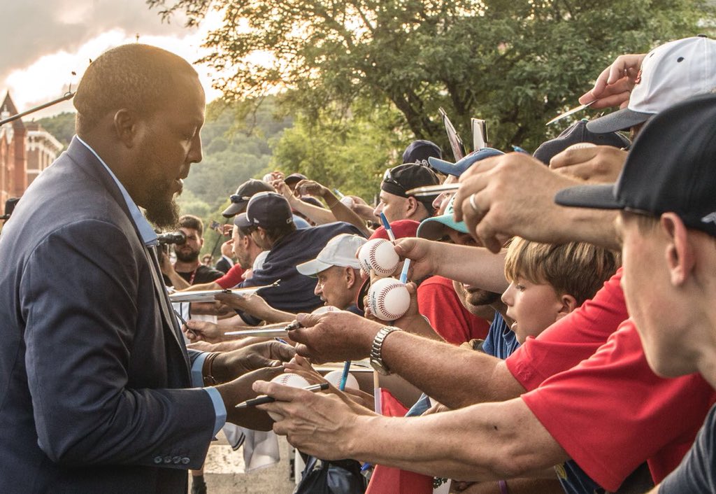 VladGuerrero27's tweet photo. Disfrutando de esta gran experiencia en el desfile de Cooperstown junto a grandes glorias del béisbol #HOFParade https://t.co/00ZPe7cZAj