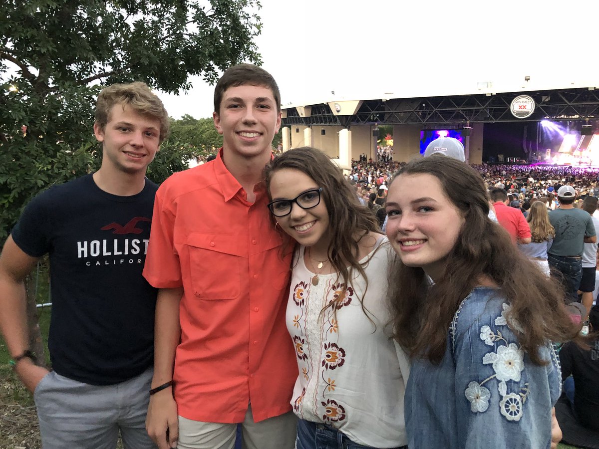 JacChris32's tweet image. Jason Aldean/Luke Combs with this crew! #toofun