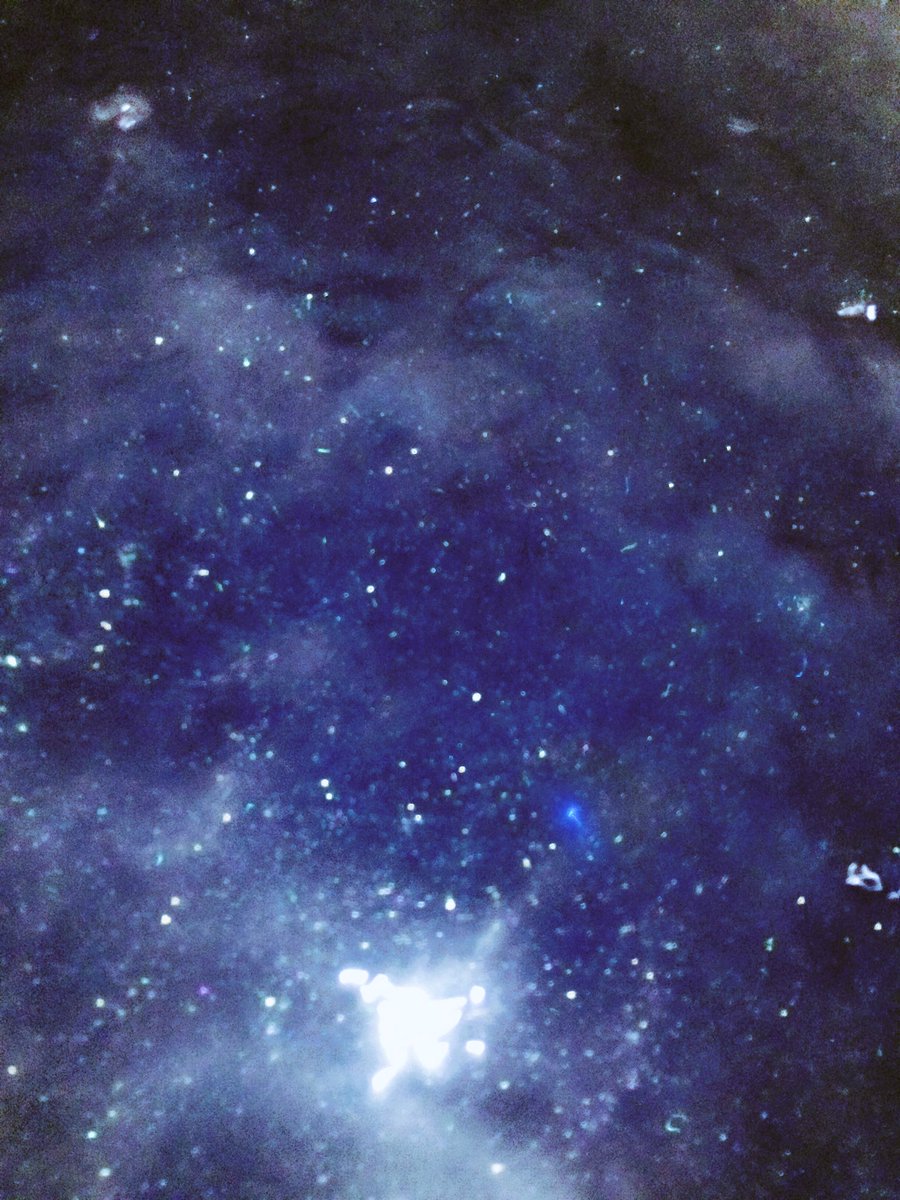 아쿠아 플라네타륨 🌊🌌
별들사이에서 목욕을 즐기며 스트레스를 해소하고 싶을 때 사용하면 좋을 듯한 수중용 별자리 무드등이에요.
이 플라네타륨 뿐만 아니라, 러쉬의 Intergalactic 배스밤을 하나 터뜨리면 욕실 전체를 우주로 변신시킬 수 있어요.