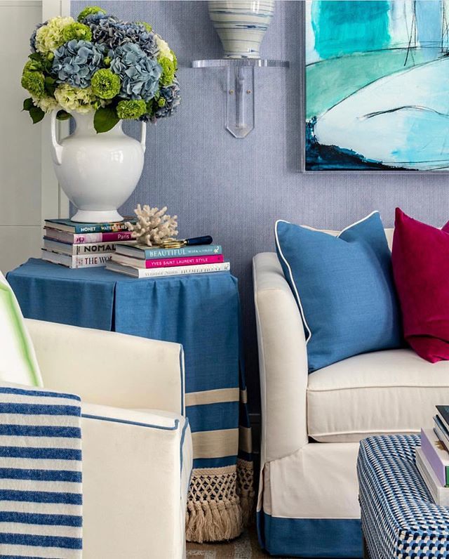 Samuel_and_Sons's tweet photo. The @hamptondesignershowhouse is underway! Congrats to @designershay on this bright and cheery #blueandwhite sitting area complete with our Cotton Tassel Fringe. 💙 #tableskirt #ibbdesign #hamptondesignershowhouse #samuelandsons https://t.co/3VS1x2PyWu https://t.co/rb2oZLTqDr