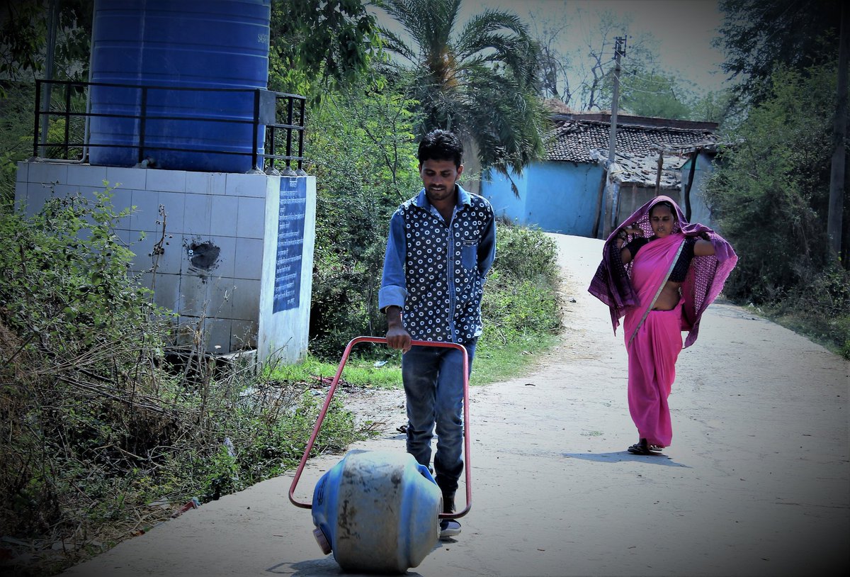 CG_SYM's tweet photo. Water wheels to rural households.. enabling better access of water along with dredergery reduction among women under HDFC Bank parivartan program.,@NusratHDFCBank @Rushin33194417 @brajendra_giri @SujitKu53535128 @SujitKu06277684 @HDFCBankNews @MoRD_GOI https://t.co/dbyJgqmngC