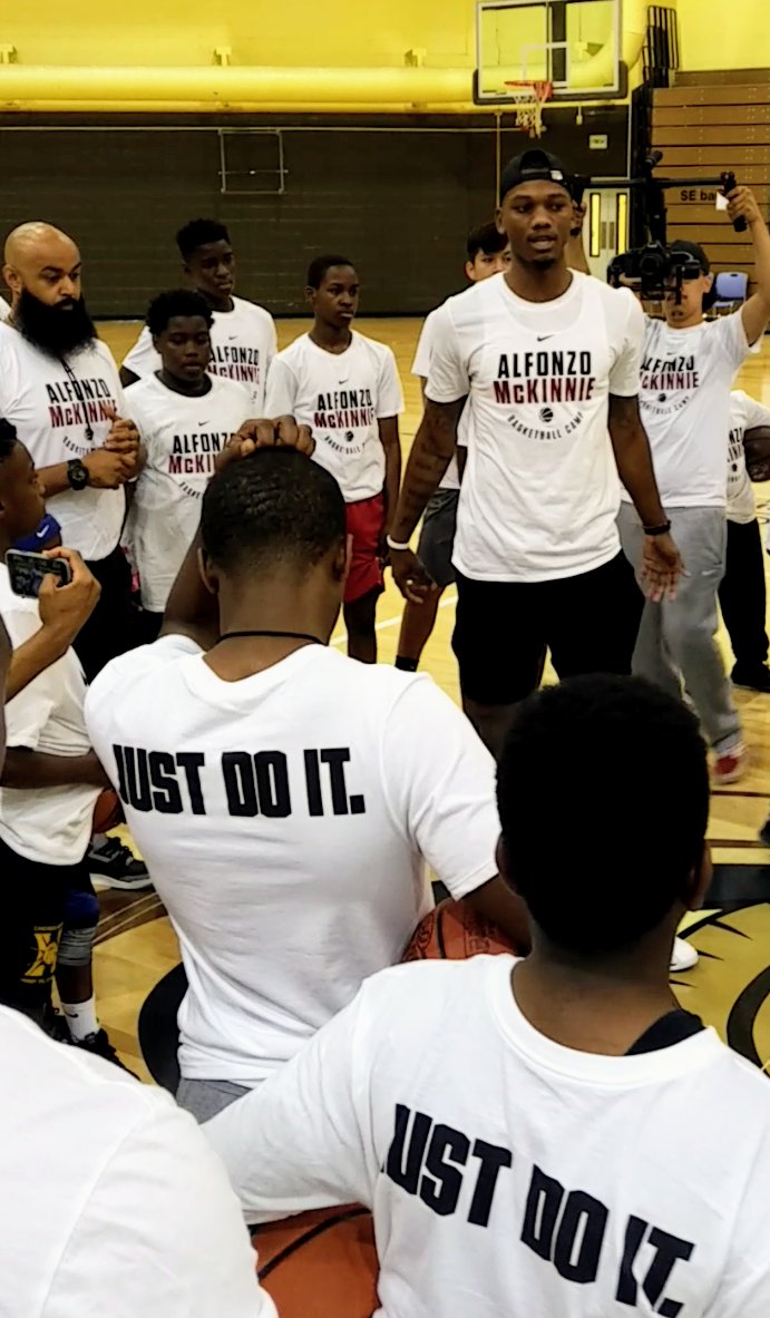 chitown007's tweet photo. More than 50 Chicago area kids will never forget their experience at the free Alfonzo McKinnie Basketball Camp.  #MarshallCommandos @_Alvo_ @ksykesyb #ShawnHarrington #ArthurAgee https://t.co/vbI47wSDvF