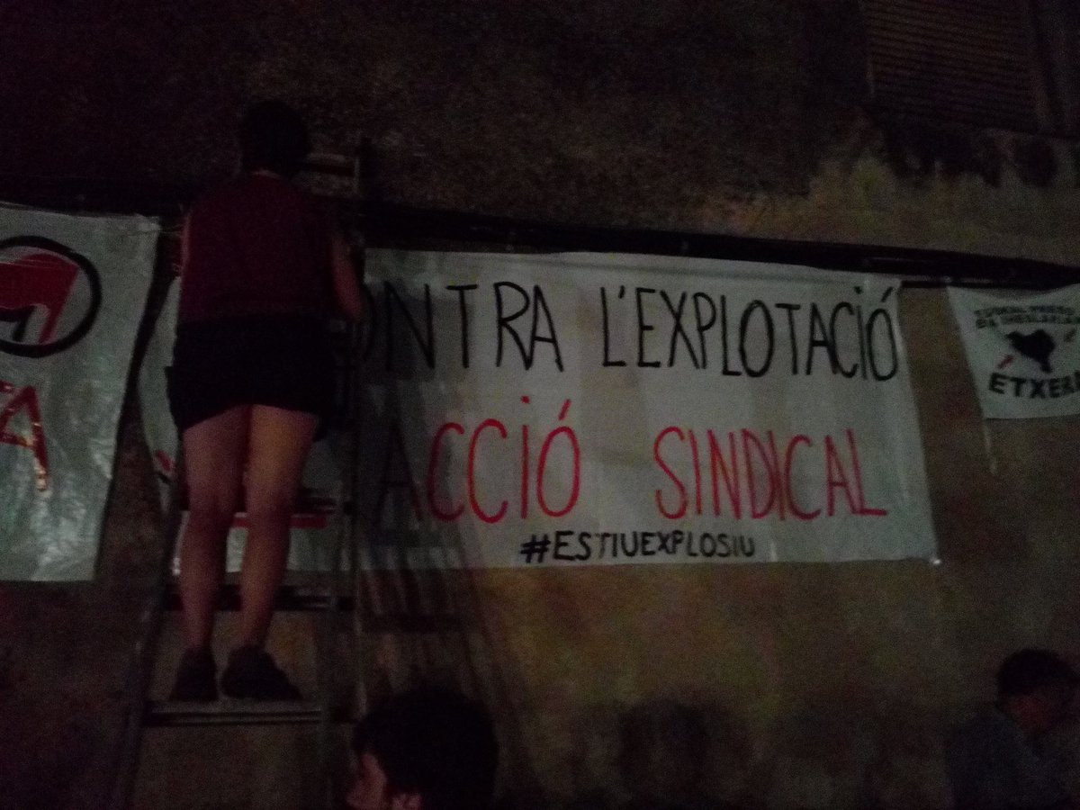 EinaCG's tweet photo. Aquesta nit som a la festa major de #Viladamat, on tants treballadors de la Costa Brava guadexen del seu temps lliure. Trobareu material informatiu a la barra i a la paradeta de @laforja_ae. Som l'hostaleria que batalla per la dignitat de classe!
#EstiuExplosiu https://t.co/jza5IVB9ev