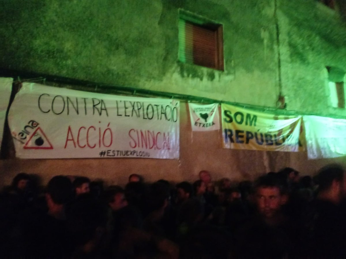 EinaCG's tweet photo. Aquesta nit som a la festa major de #Viladamat, on tants treballadors de la Costa Brava guadexen del seu temps lliure. Trobareu material informatiu a la barra i a la paradeta de @laforja_ae. Som l'hostaleria que batalla per la dignitat de classe!
#EstiuExplosiu https://t.co/jza5IVB9ev
