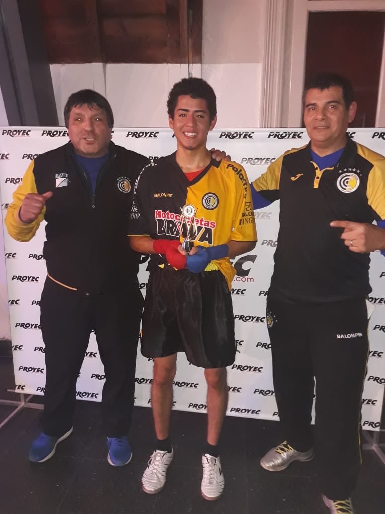 boxeocomu's tweet photo. TRIUNFO DE LUIS 👏🏽
🏆 Liga Metropolitana de Boxeo Proyec 
🏟 Suterh
🥊 Cat 60kg: Luis Cornejo GPP vs Gastón Di Cesare

Luis llevo en dos oportunidades a la cuenta de protección a su rival. https://t.co/D6V3cVKVzx