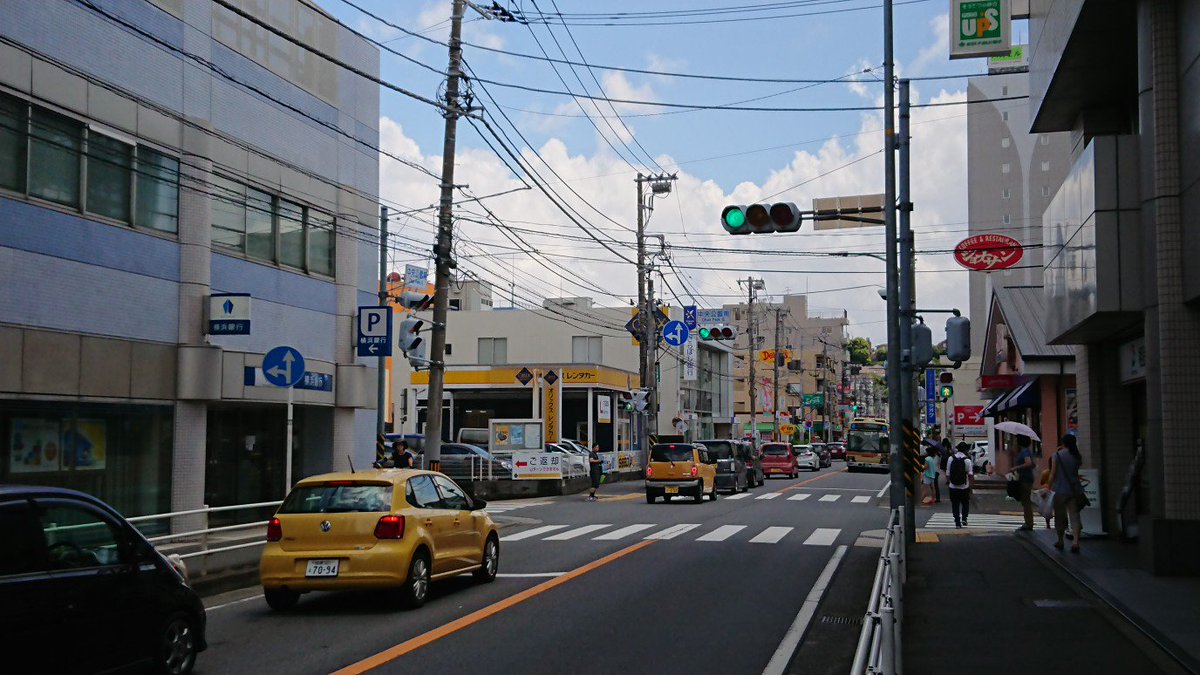 おとてつ Pa Twitter 横浜銀行前の交差点 海老名駅方向からの右折は禁止されていますが 時折違反車を見かけますね 11 15現在 イオン立体駐車場前でサイン会開催中です 海老名フォト