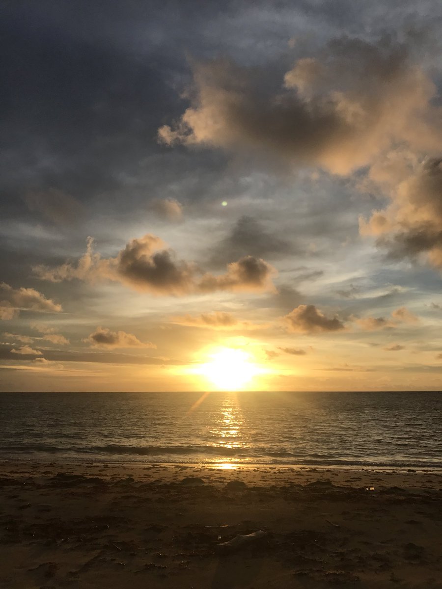 mahasiswaumskal's tweet photo. Taknak ke cemburukan kawan-kawan yang dapat kampus tengah bandar atau hutan? UMS Labuan tepi laut je bos! Stress? Lepak tepi laut! Bosan? Mandi laut!
Credit @izztnaimullahh https://t.co/6vauWvwkmP