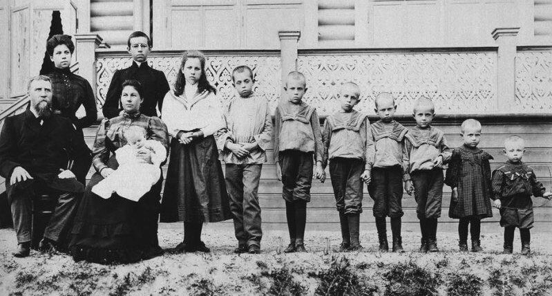 NashaCanada's tweet photo. 1920-е. 
США. Семья ирландского иммигранта, хозяина пивного бара. Все выжили. 
Россия. Семья купца Поленова. Все расстреляны. https://t.co/WZdSY0yTH7