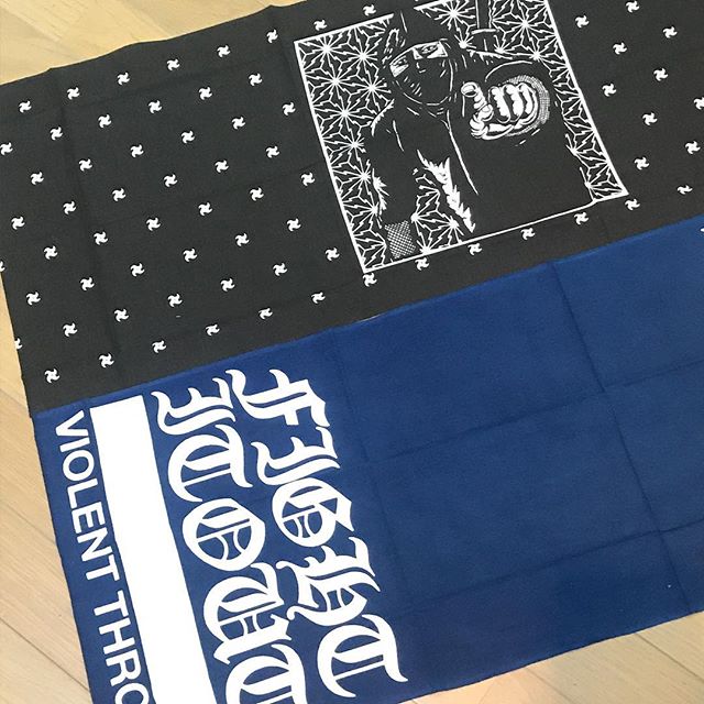 MoshShocker's tweet image. やっと #fightitout も買えて #numbthc とハードコア手拭い揃い踏み .instagram.com/p/BlzIneehEDK/