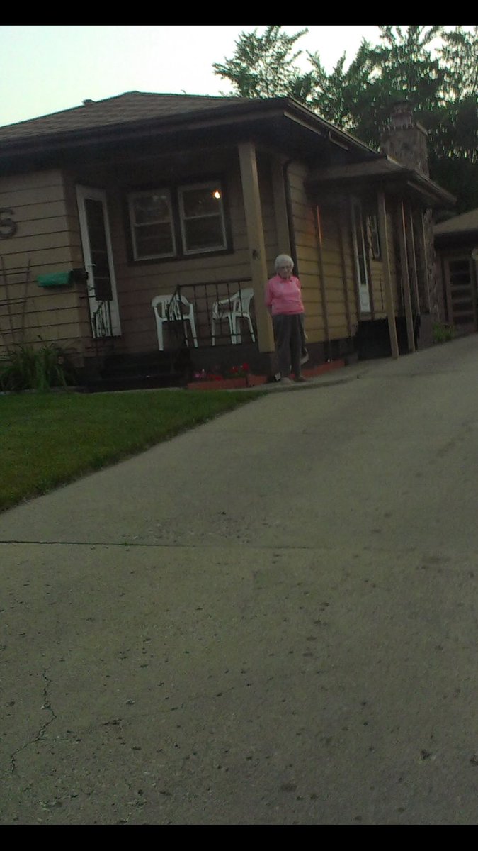 jessicak98_'s tweet photo. If your grandma doesn’t do this when you leave, is she really your grandma??? https://t.co/mLupuGv0xx