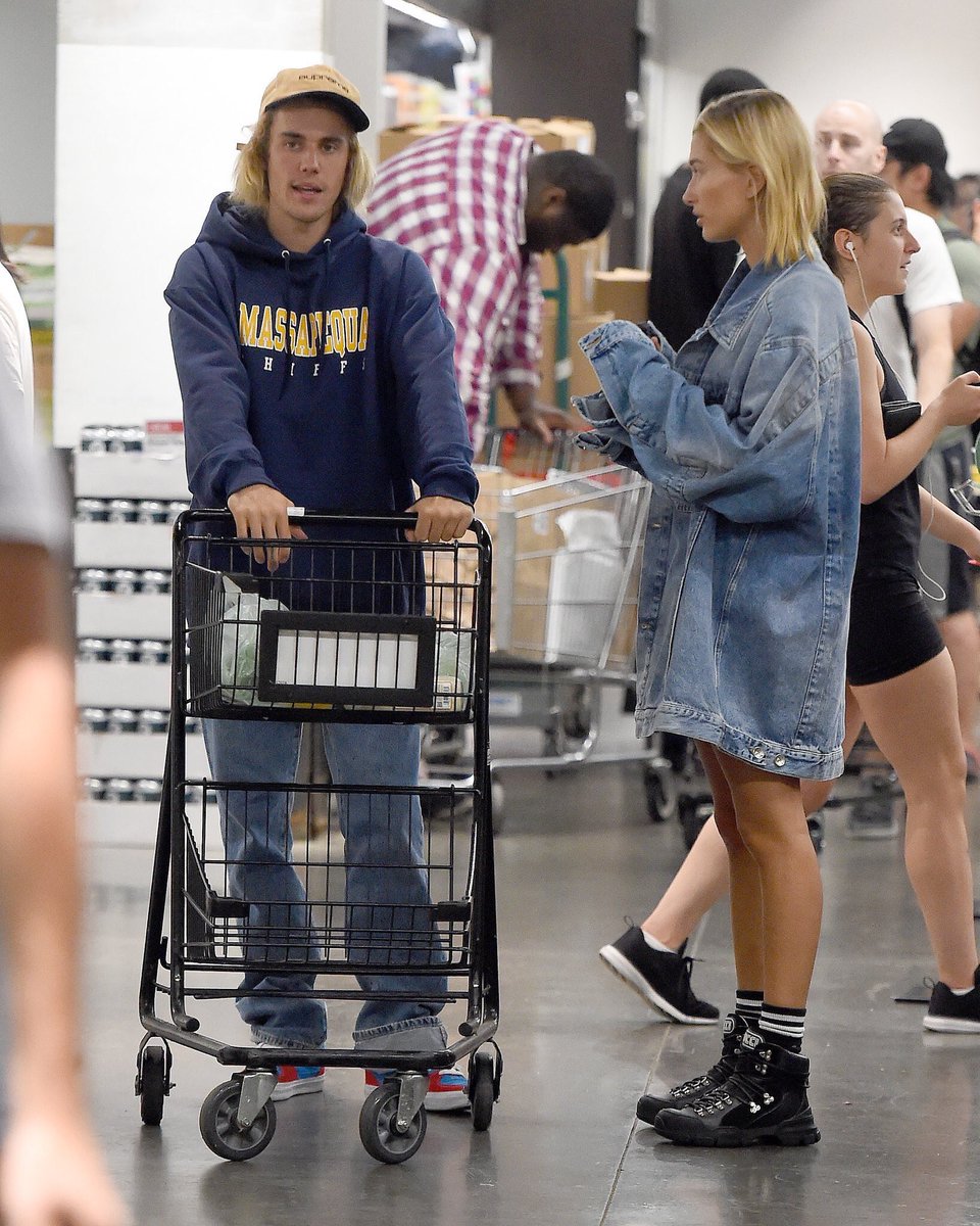 SbbraMidias's tweet photo. 28 de Julho, 2018: Justin Bieber e Hailey Baldwin em um supermercado em Manhattan, Nova York. https://t.co/vmmCfjr5z3