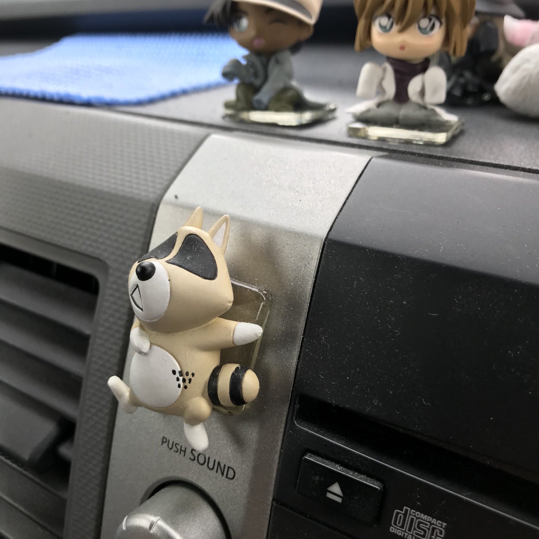 びきょ せっかくなので フィギュアを車に飾る方がいれば セリアの耐震マットがオススメです 70 まで耐え 車もフィギュア も傷付かず 側面にも貼れ 綺麗に剥がれます 私の車は一日中日の当たる場所に置いてますが溶けてません ただ 半年くらい