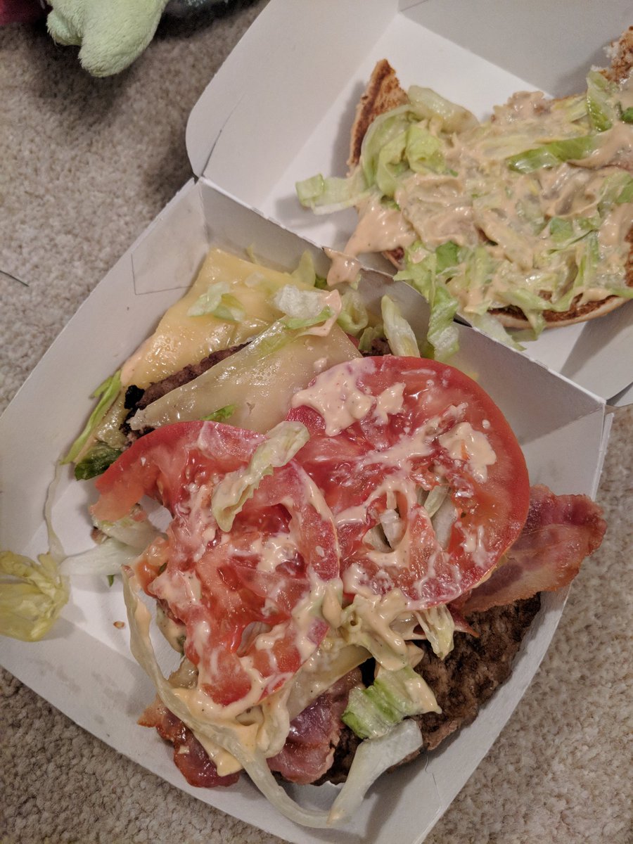 MrSACurtis's tweet photo. Really odd... They definitely look like tomatoes to me!!! @McDonalds https://t.co/VAvhOIwKyk