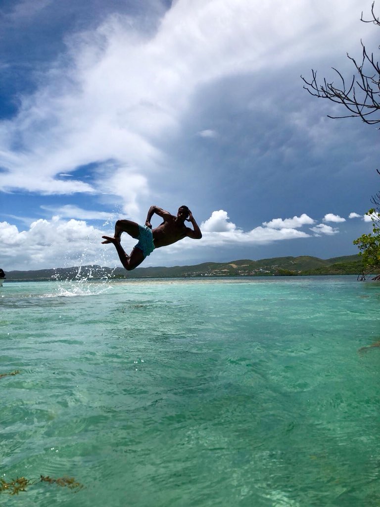 jeremy_salamo's tweet photo. Aveces me canso de nadar y pues camino... 🦈
#FloatMode #Mood #Flowtamo https://t.co/OTgF9vizZV