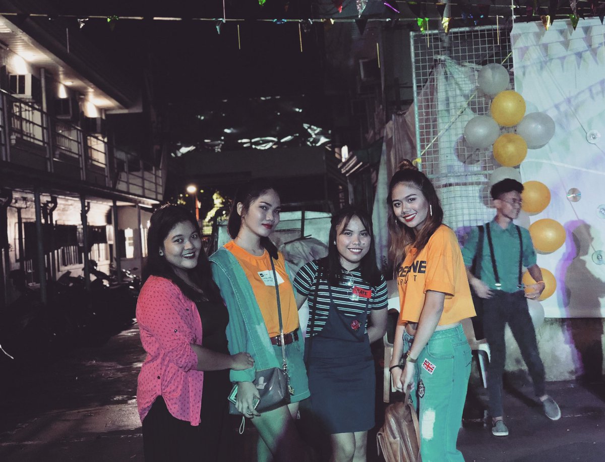 _chloecelo's tweet photo. #90s #FlashbackNight #Acquiantance2018 🤘💦💛 https://t.co/cwfjY7Xv9V