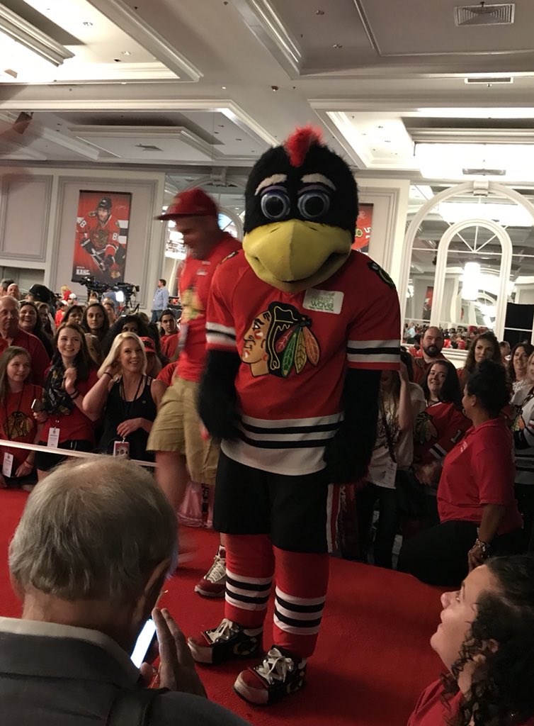 psychokitty24's tweet photo. #BlackhawksConvention2018 #OpeningCeremony #BryanBickell🙌🏼 #TommyHawk #fireystuff  @anthem_singer https://t.co/z48FVM2DIx