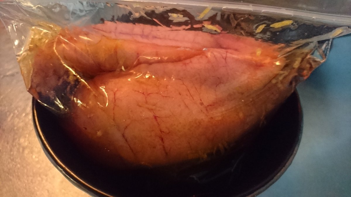 canaXD's tweet photo. Homemade smoked warehou roe 🐟🍽 昨日買った3Kgオーバーのワレホウ(沖ヒラス)をさばいたら、大きい卵が出てきたので、それを燻製にしてみた😏✨ #Smoked #fish #warehou #燻製 #魚の卵 https://t.co/M0pJAku8iJ