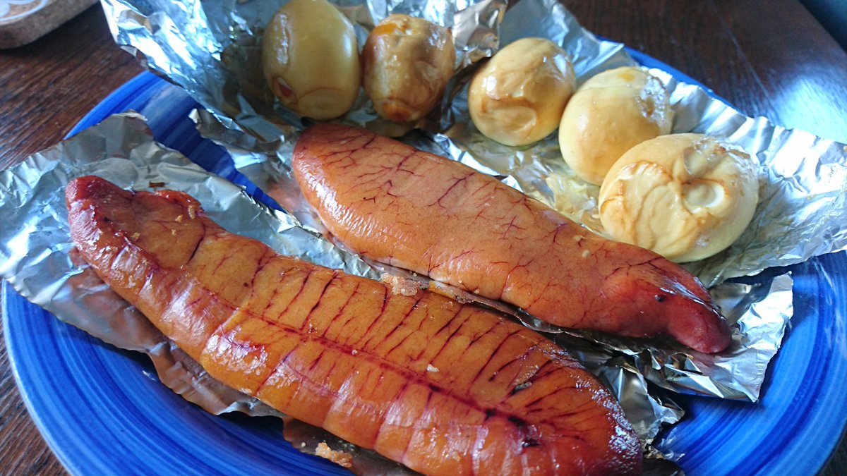 canaXD's tweet photo. Homemade smoked warehou roe 🐟🍽 昨日買った3Kgオーバーのワレホウ(沖ヒラス)をさばいたら、大きい卵が出てきたので、それを燻製にしてみた😏✨ #Smoked #fish #warehou #燻製 #魚の卵 https://t.co/M0pJAku8iJ