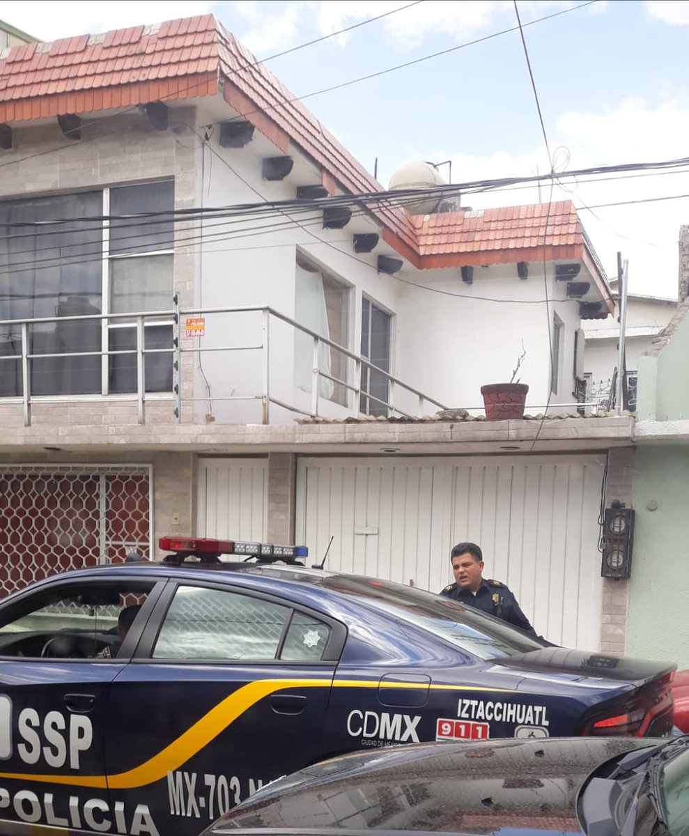 ReporterosOem's tweet photo. @SSP_CDMX @amievajoserra @RaymundoCollins Felicidades al jefe Iztaccihuatl Omega, utilizando el recurso de la SSP CDMX,una patrulla para custodiar su casa ubicada en calle 659 #17 col.5a sección de Aragón del.gam uniformado, armado y en servicios q bonita seguridad fuera de del.iztacalco. https://t.co/dr2qDAYfMB