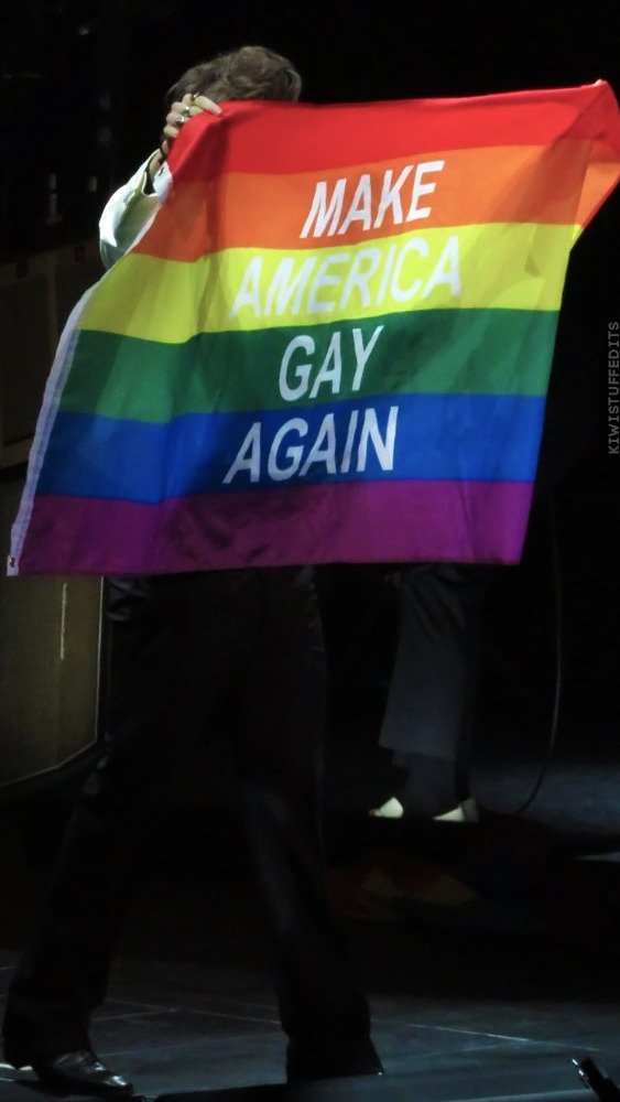 cepoetemaudit's tweet image. Je met de jolies photos de ce petit rayon de soleil qui fait beaucoup pour les LGBT. Peut-être que ça va vous encourager à rt ! #LOVELOUD