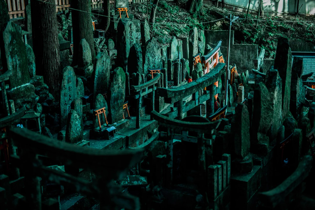 そこには魔境がある？伏見稲荷神社は奥に行けば行くほど魔境じみてるｗｗｗ