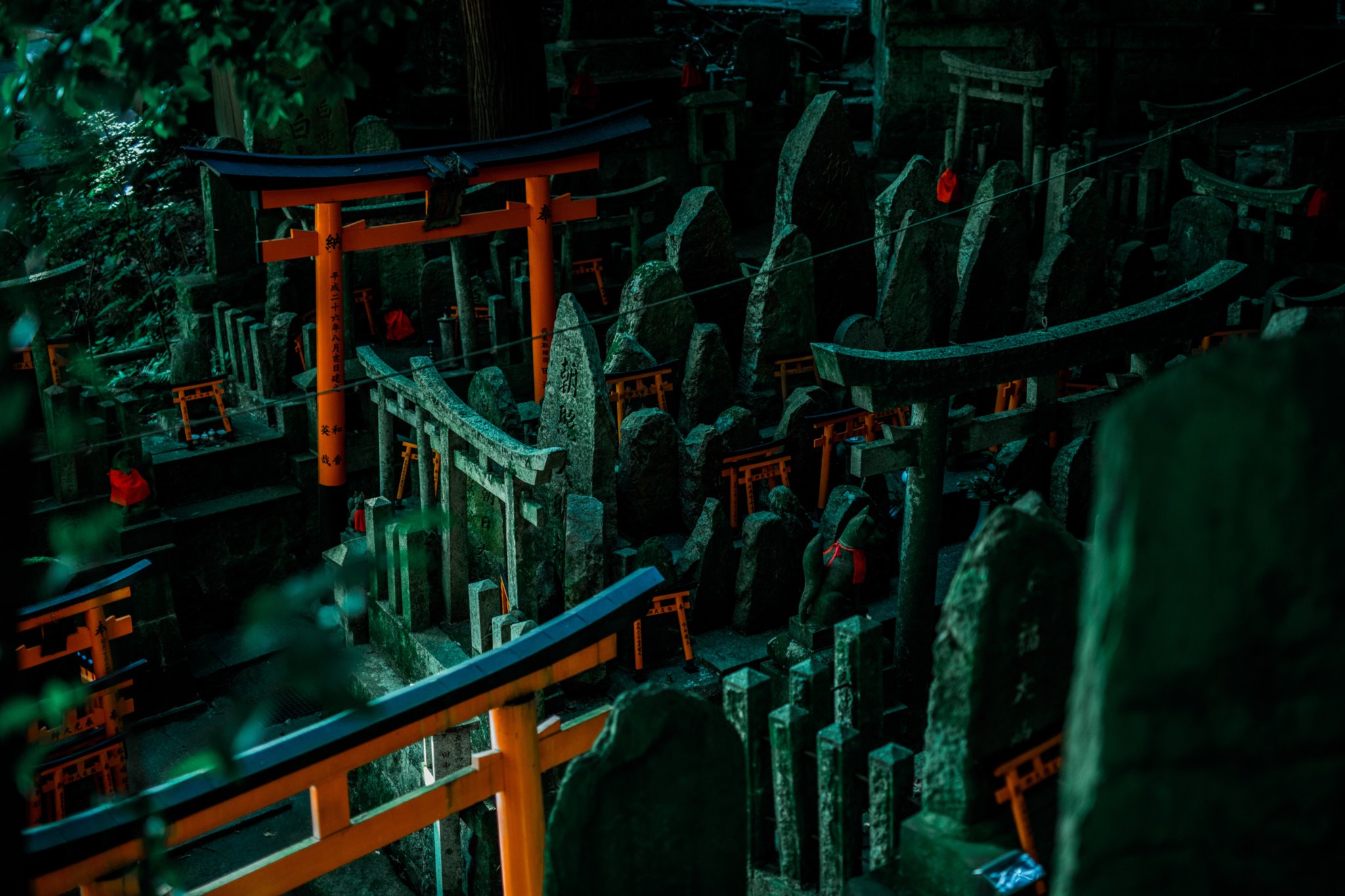 そこには魔境がある 伏見稲荷神社は奥に行けば行くほど魔境じみてる 話題の画像プラス そこには魔境がある 伏見稲荷神社は奥に行けば行くほど魔境じみてる 話題の画像プラス