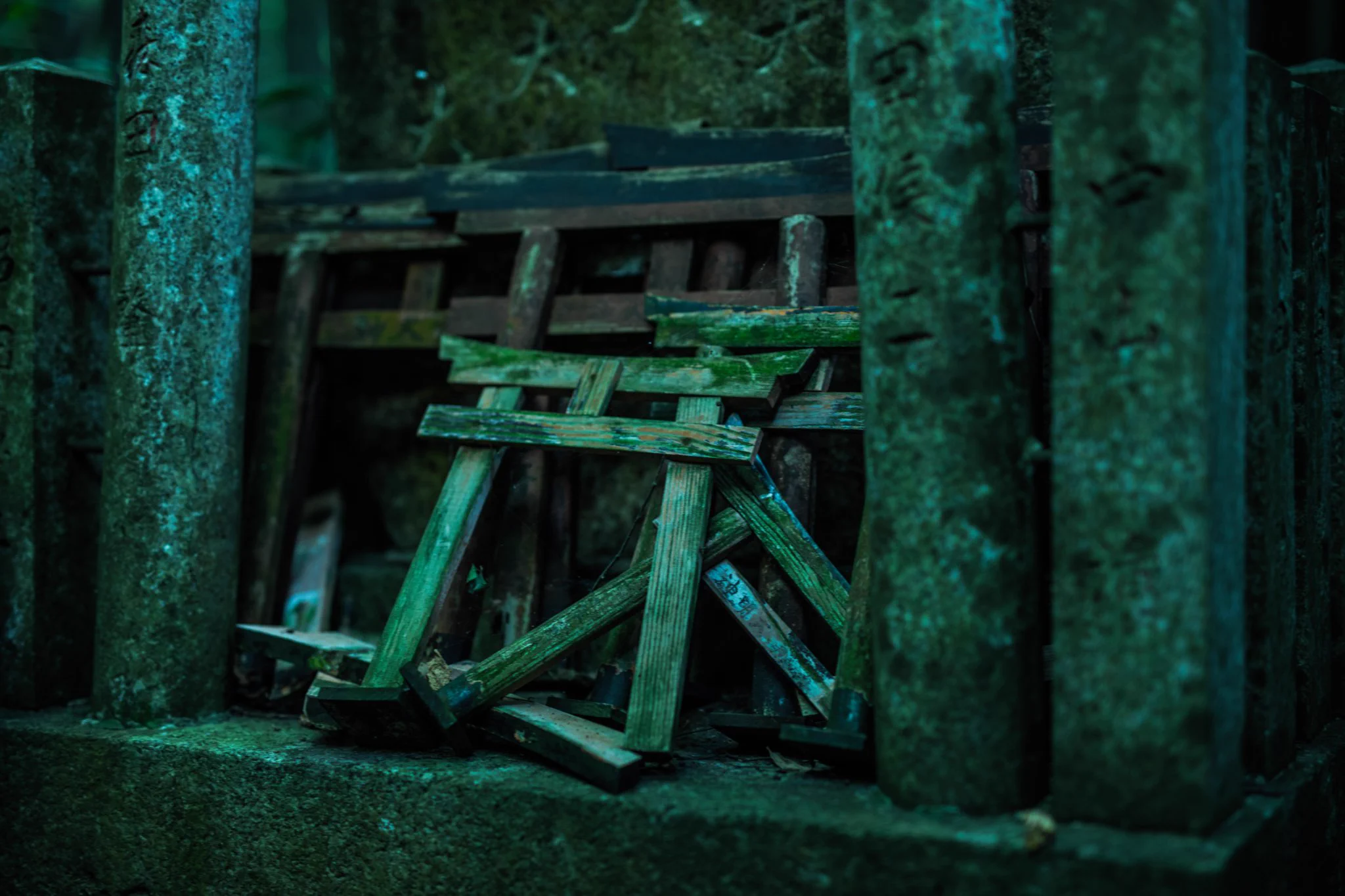 そこには魔境がある？伏見稲荷神社は奥に行けば行くほど魔境じみてるｗｗｗ