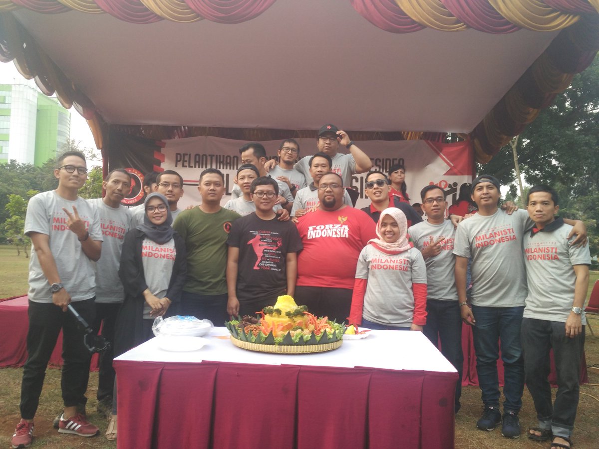 Presiden <a href="/AllRival/">arrival</a> dan wakil presiden <a href="/eckykahfi/">Rifky Kahfi Abdallah</a> beserta susunan kepengurusan periode 2018-2021dan presiden, wakil presiden periode sebelumnya mas <a href="/toelmaldini/">toelmaldini</a> &amp; <a href="/Danar_setya/">danarsetya</a> 
<a href="/MilanistiOrId/">Milanisti Indonesia</a>