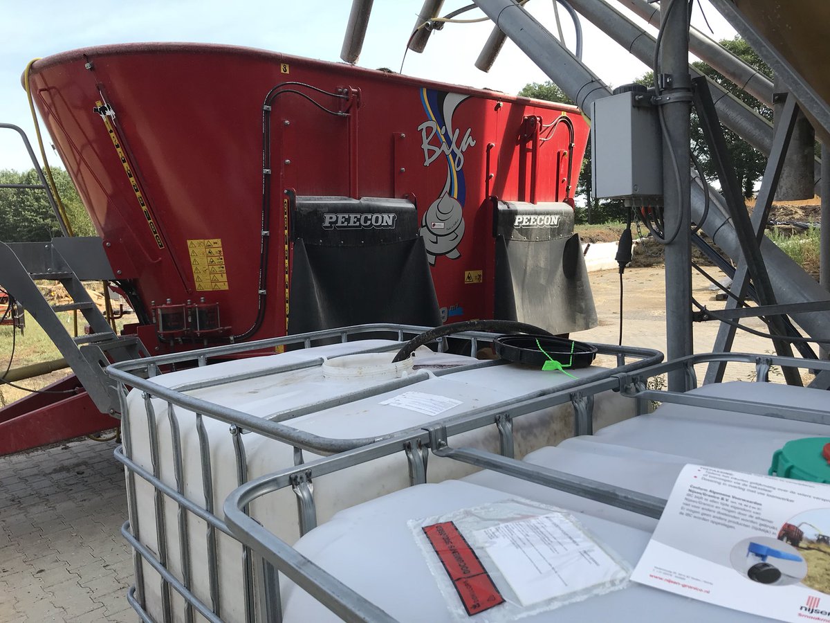 mvonmartels's tweet photo. Het voer koel en smakelijk houden is onder de huidige omstandigheden extra belangrijk! Melasse, een broeiremmer en veel zand op de kuil leveren in ieder geval een bijdrage! https://t.co/5JT16oV2YM