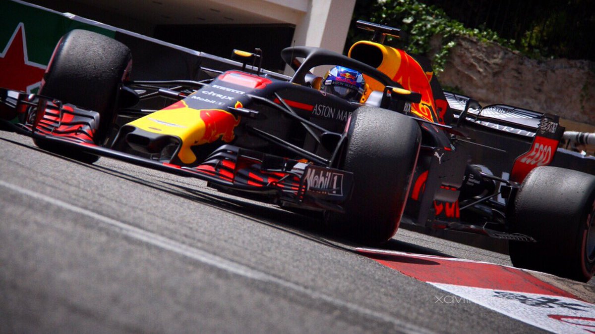 xavigazquez's tweet photo. Buenos días chic@s,, Domingo de GP, #HungarianGP  mientras esto no empieza os dejo una #Afotico de mi carrete #xaviimages 📷🏎 en el #MonacoGP desde el suelo con #DanielRicciardo en mi punto d mira.
#Graining
#F1Vision
#EresRadiofm
#McLarenStore
#whoworksinformulaone
#xaviimages https://t.co/Hq6N9qRQ7f