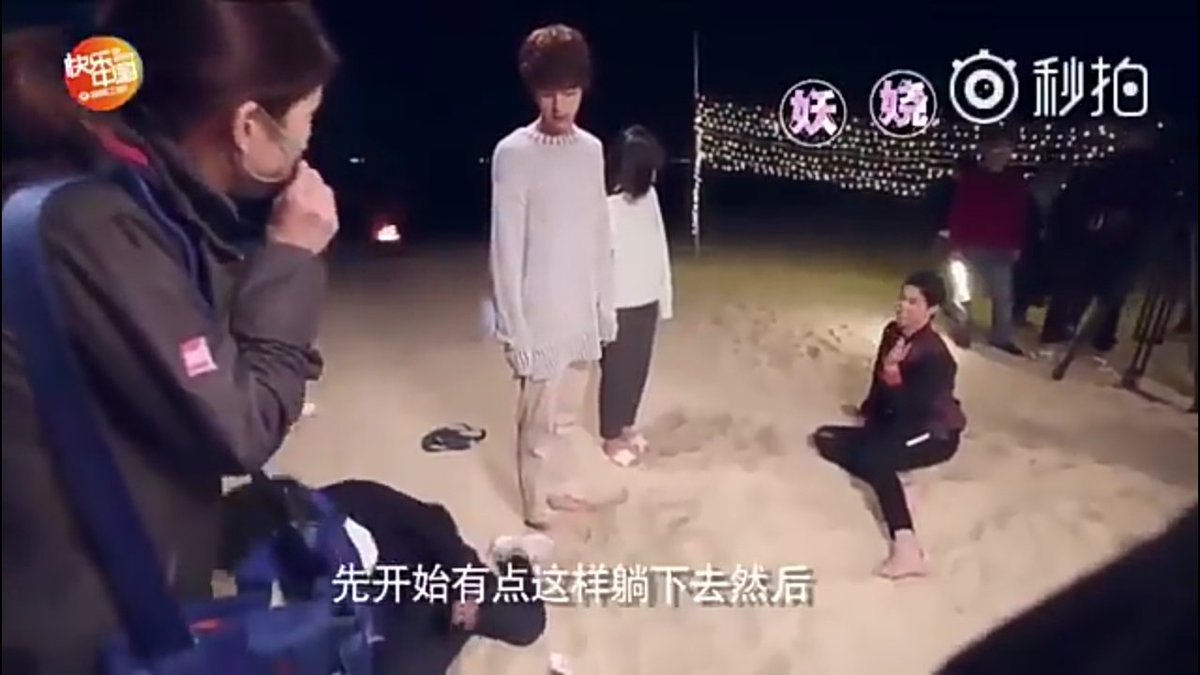 From MG bts vid. (the pic is so low quality) So here, Angie was serious in talking with Kuan, but these two, of course, Dd and YY were conversing and laughing as if they were the only people there  Oh yas again and again, they always have their own world together 