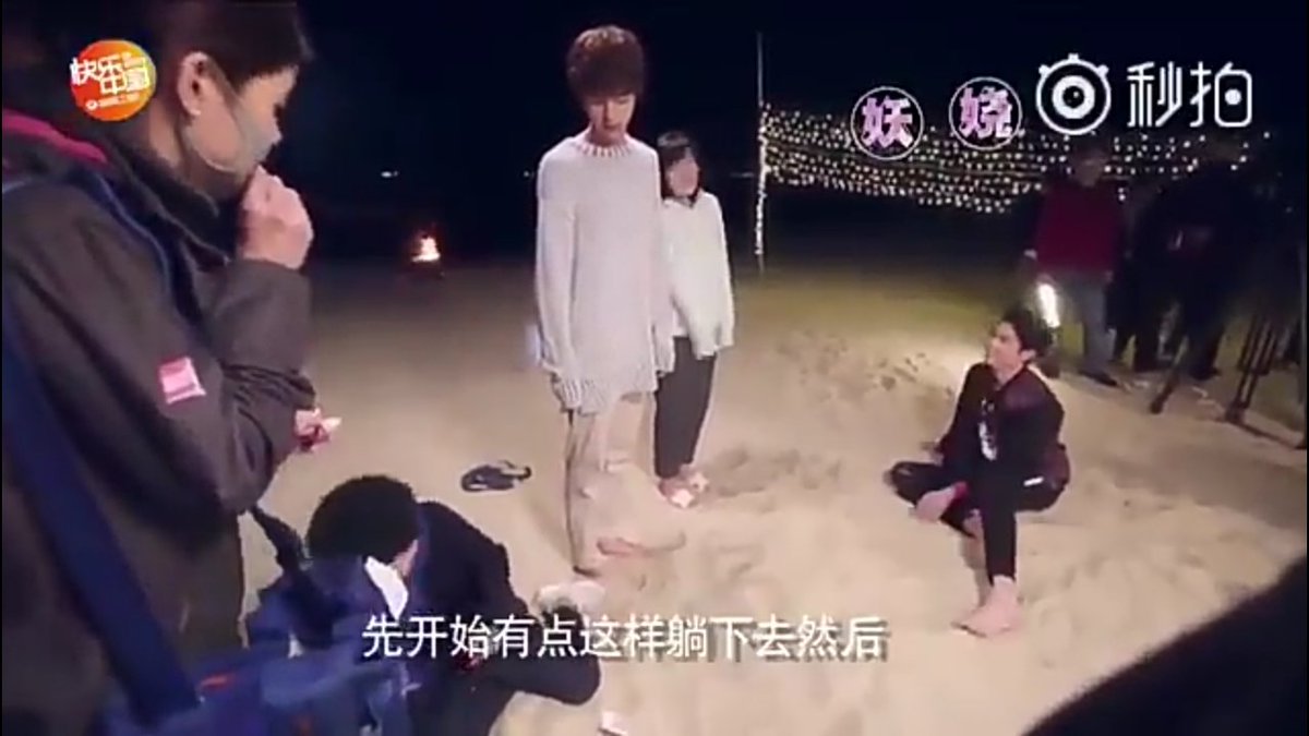 From MG bts vid. (the pic is so low quality) So here, Angie was serious in talking with Kuan, but these two, of course, Dd and YY were conversing and laughing as if they were the only people there  Oh yas again and again, they always have their own world together 