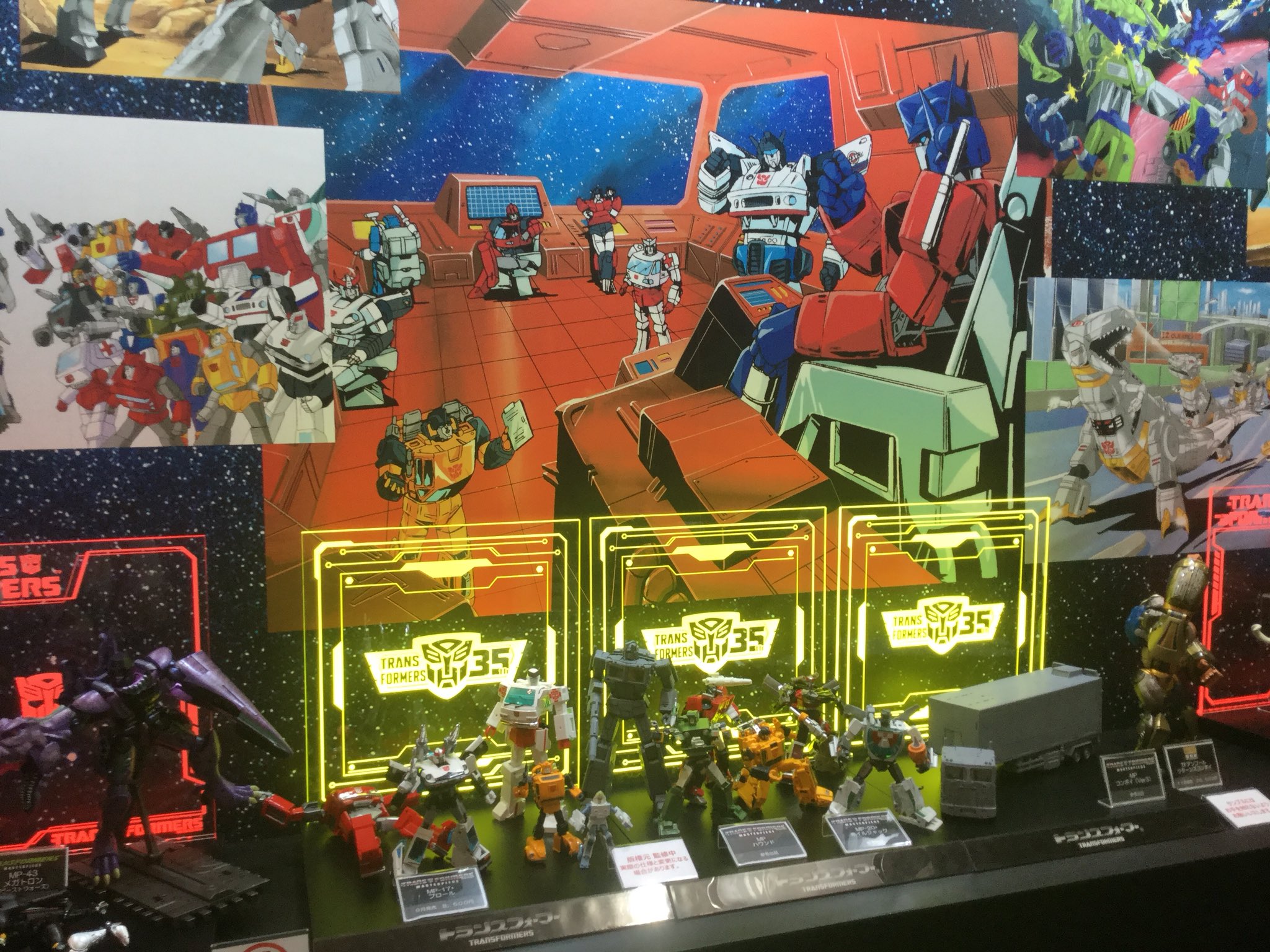 公式 トランスフォーマー情報局 ワンフェス トランスフォーマーブースでは コンボイを初め 初代アニメ 戦え 超ロボット生命体 トランスフォーマー に登場するサイバトロン戦士をずらり展示しています コンボイの前にいるのは 初お披露目の