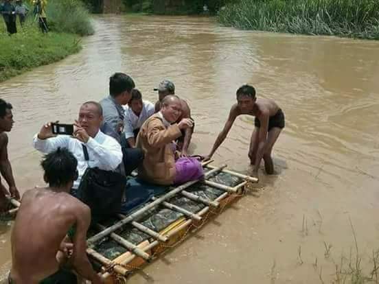 ေရႀကီေရလ်ွံျဖစ္တဲ့ ေဒသေတြမွာ...
လူေတြ ဒုကၡ ေရာက္လို႔ တာဝန္သိျပည္သူ ဘုန္ႀကီး စစ္သားေတြ ကူညီကယ္ဆယ္ေရးေတြလုပ္ေနတာ ငွက္ၿပိတၱာေတြက ေနရာယူဓါတ္ပံု႐ိုက္ အေခ်ာင္စားနာမည္ယူျခင္တဲ့သူေတြ ေရာက္လာေတာ့ ေစာက္လုပ္ေတြရႈပ္ၿပီး ရီးေတြကိုျဖစ္ေရာ .....