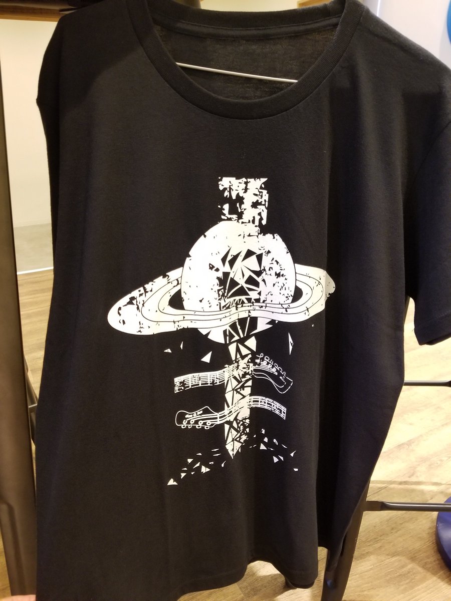 P_mokun's tweet photo. Tシャツを広げるとこんなかんじ。プリントもおしゃれなので普段でも着たいやつですね！ https://t.co/VOXXymEynP