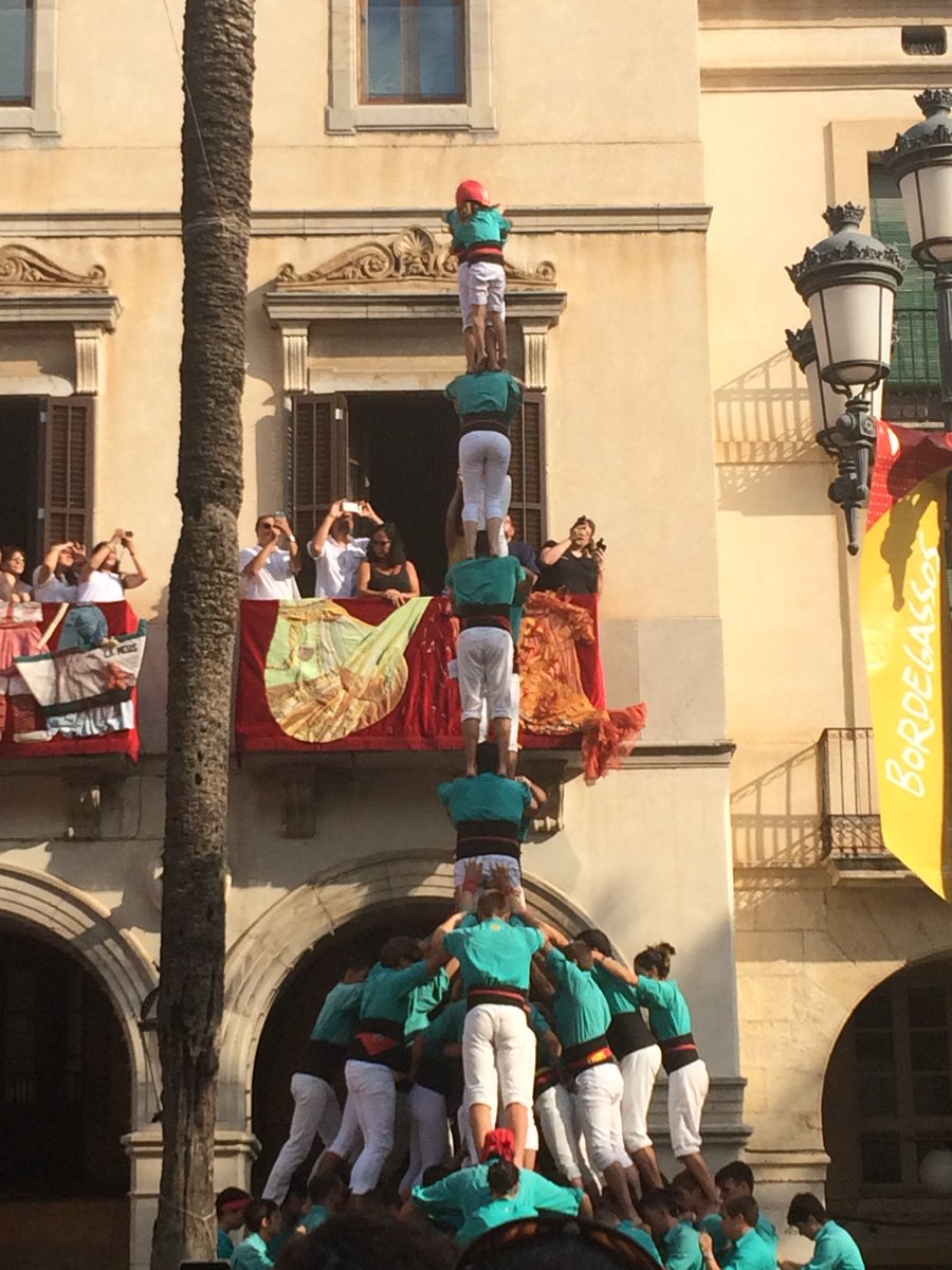 EcoEmocional's tweet photo. Admirable #treballdequip tots valors necessaris per construir #projecte són presents: #objectiucomú #base #força #responsabilitat #flexibilitat #ajudamutua #entrenament #temps #bellesa #equilibri #castellers #tradició #esforç #voluntat #bellesa @ajuntamentvng #EcologiaEmocional https://t.co/Wh3PzAn5O7